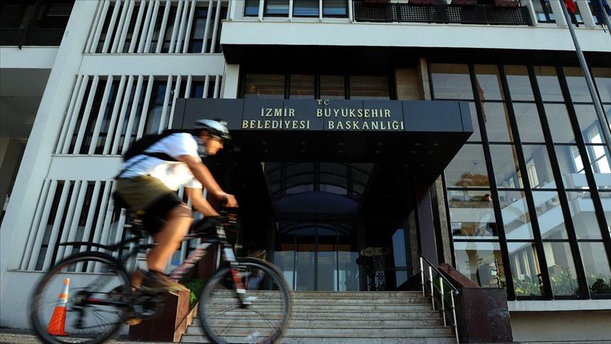 İzmir Büyükşehir Belediyesi memurları yüzde 70’lik zammı halayla kutladı